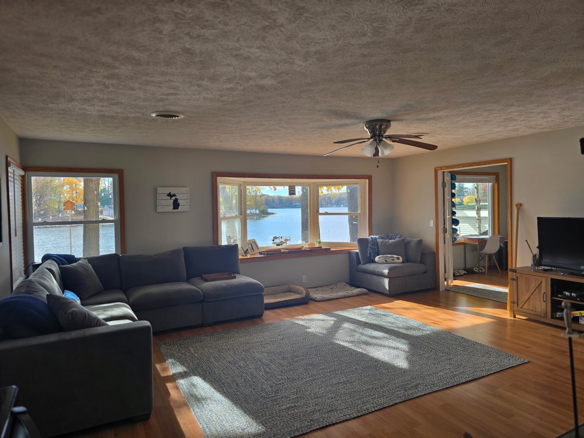 Living room with bay window over the lake